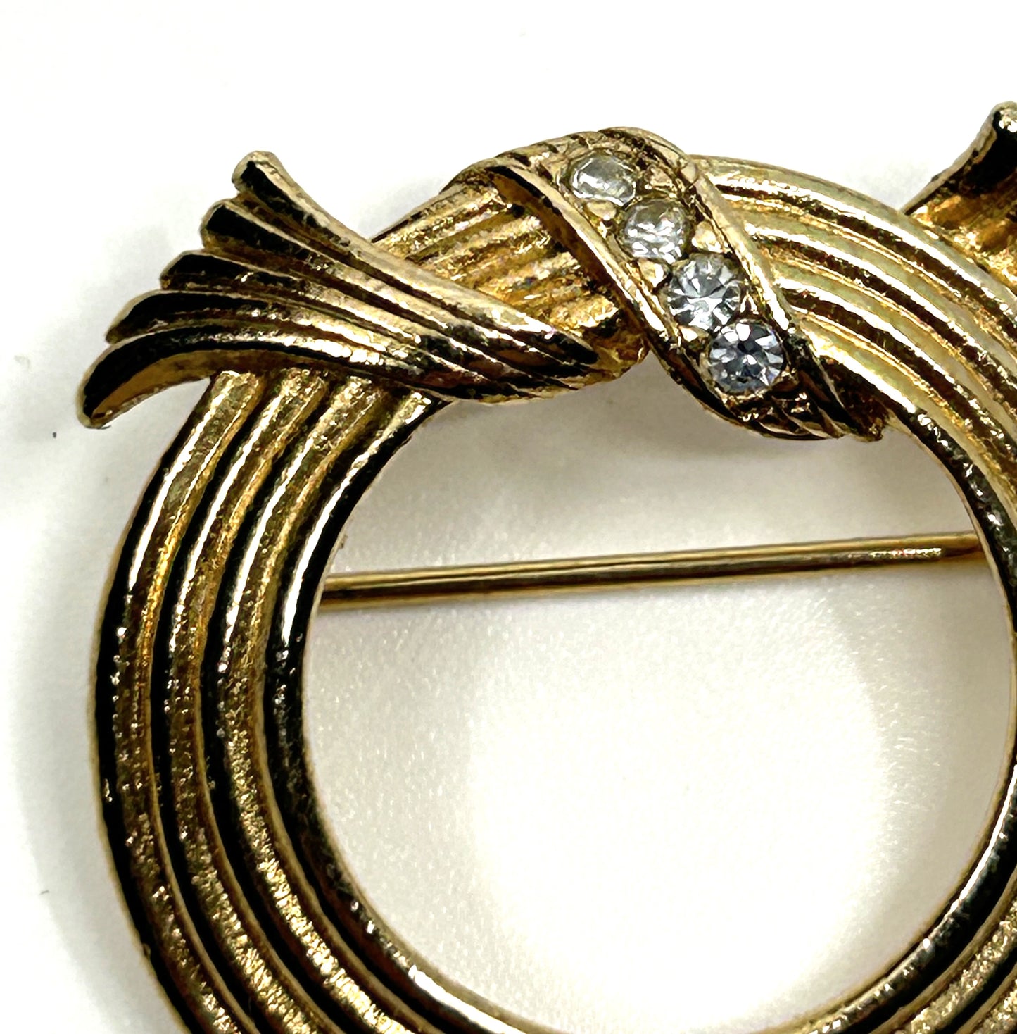 Vintage Avon Goldtone 4 Ring Wreath with Faux Diamonds