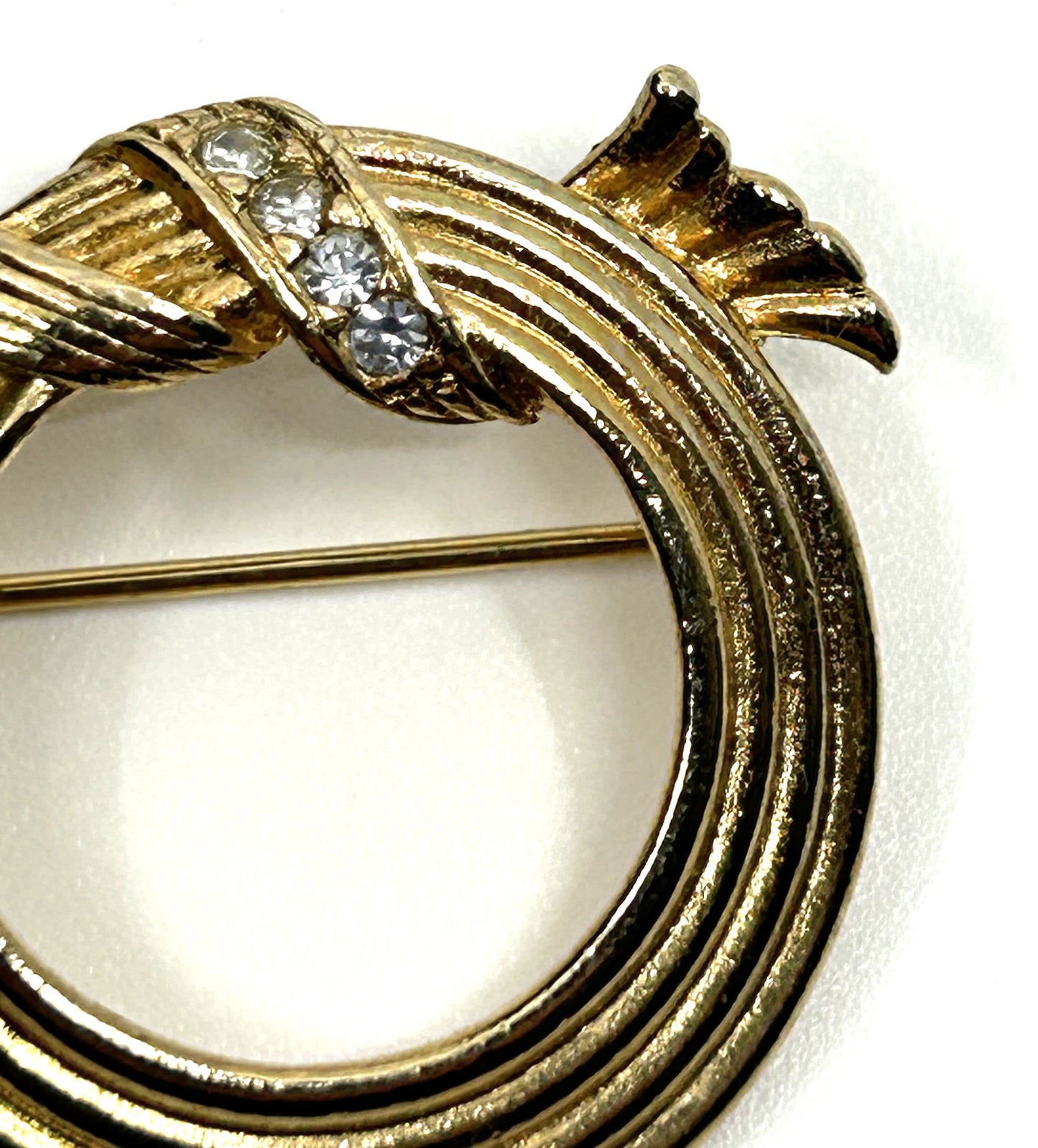 Vintage Avon Goldtone 4 Ring Wreath with Faux Diamonds