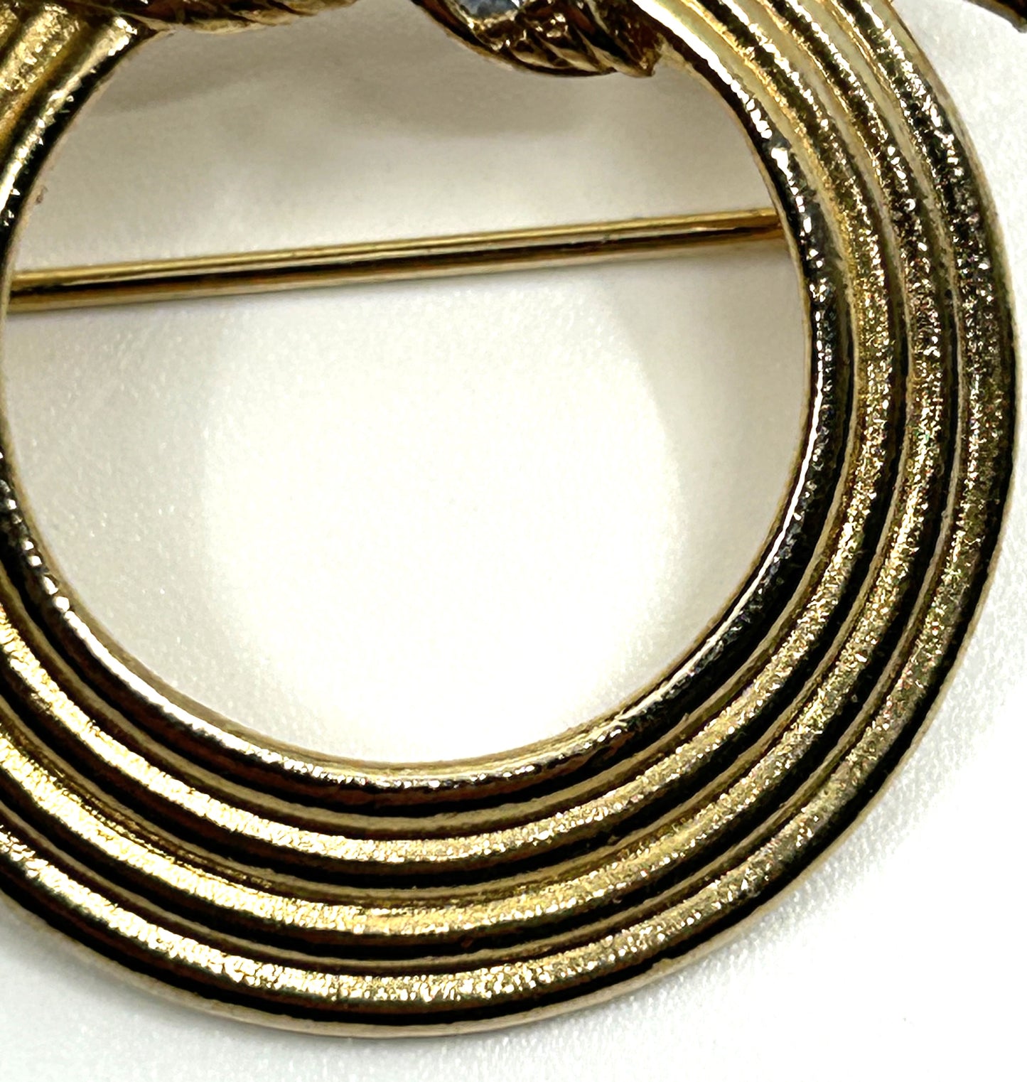 Vintage Avon Goldtone 4 Ring Wreath with Faux Diamonds
