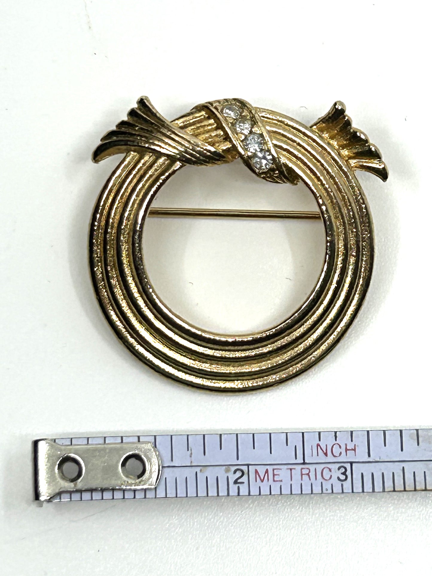 Vintage Avon Goldtone 4 Ring Wreath with Faux Diamonds