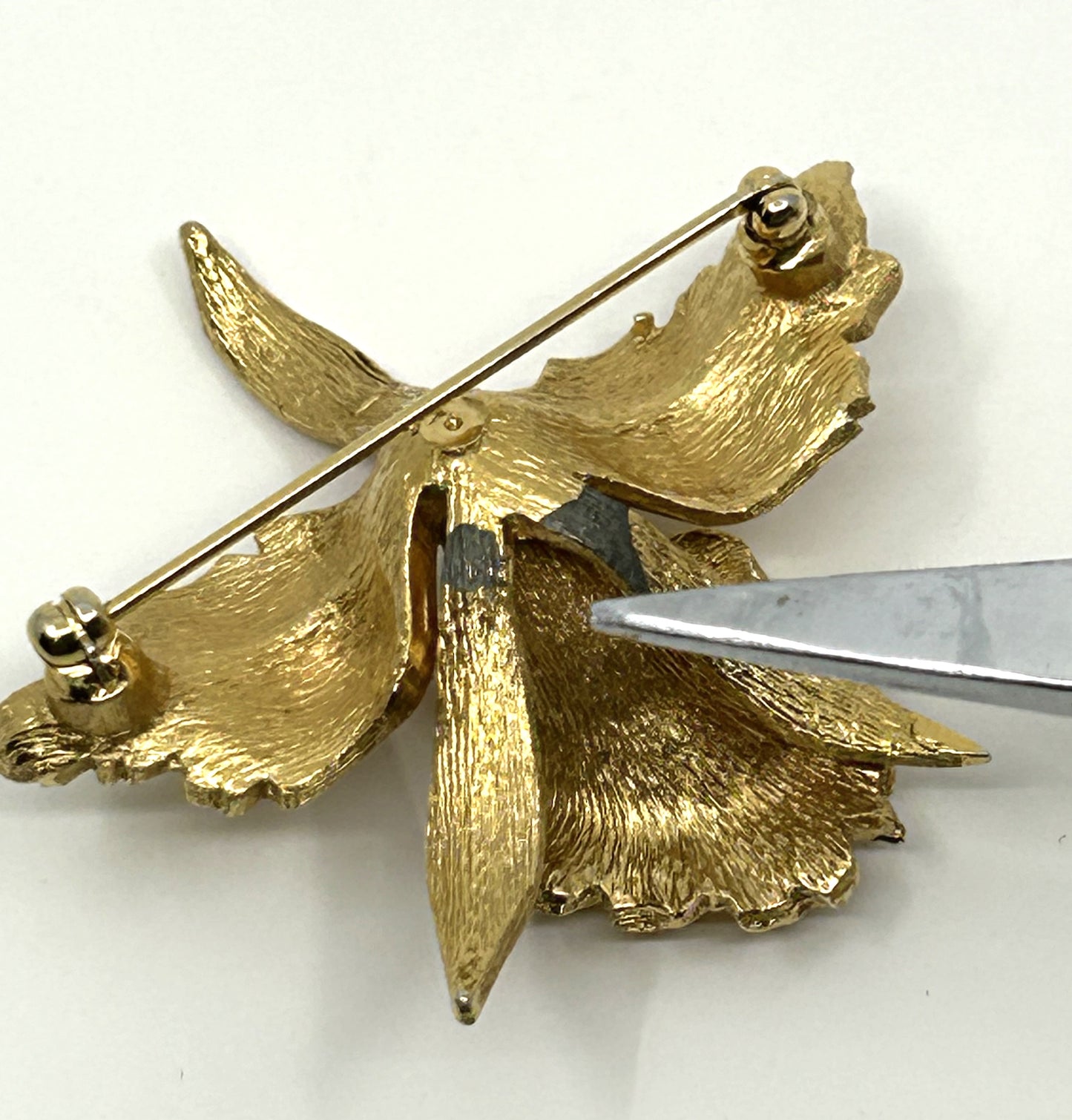 Vintage Textured Goldtone Orchid w/Pearl Brooch